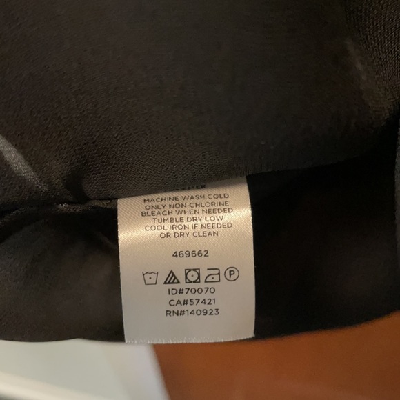 Ann Taylor black sleeveless blouse - Picture 5 of 6